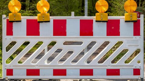 Baustellenabsperrung Baustellenabsperrung mit gelben Warnleuchten