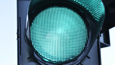 Lichtsignalanlage (Ampel) auf Grün Detail einer Lichtsignalanlage (Ampel), die grün zeigt