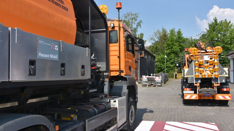 Das Foto zeigt zwei Einsatzfahrzeuge von Hessen Mobil, die mit eine Abbiegeassistenzsystem anachgerüstet wurden