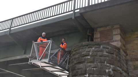 Bauwerksprüfung Gieselwerder 3 Die Brückenprüfer von Hessen Mobil können in diesem Korb den Unterbau der Brücke genau in Augenschein nehmen