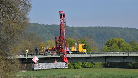 Bauwerksprüfung Gieselwerder 4 Sicht auf die Brücke und das Prüfgerät von weitem
