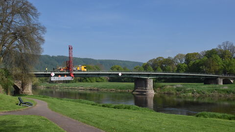 Bauwerksprüfung Gieselwerder 5 Strahlend blauer Himmel über der Brücke
