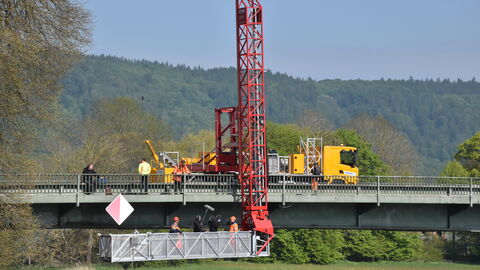 Bauwerksprüfung Gieselwerder 8 Ein Kamerateam des HR fährt im Prüfkorb mit