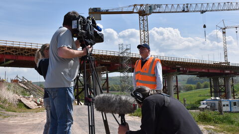 Pressetermin Ortsumgehung Bad Karlshafen 2 Unser Ein Brückenexperte von Hessen Mobil im Interview mit einem Fernsehteam an der Ortsumgehung Bad Karlshafen