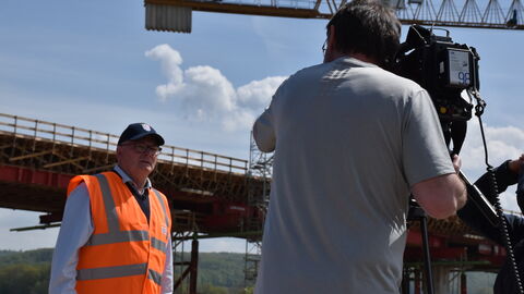 Pressetermin Ortsumgehung Bad Karlshafen 3 Der Kameramann filmt, die neue Brücke ist im Hintergrund