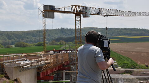 Pressetermin Ortsumgehung Bad Karlshafen 4 Der Kameramann filmt auf dre Brücke die Bauarbeiten