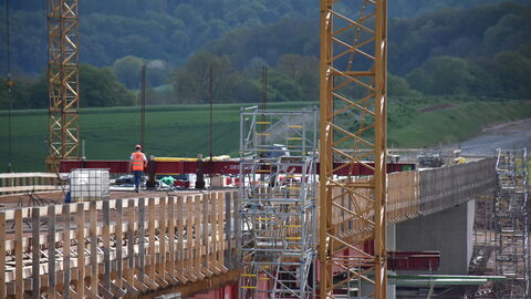 Pressetermin Ortsumgehung Bad Karlshafen 5 Die neue Brücke der Ortsumgehung Bad Karlshafen in der Bauphase