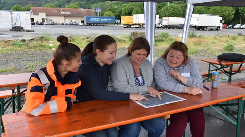 Trainingstag Schneepflugmeisterschaft 7 Das Orgateam sitzt an einem Tisch und studiert die Roadmap