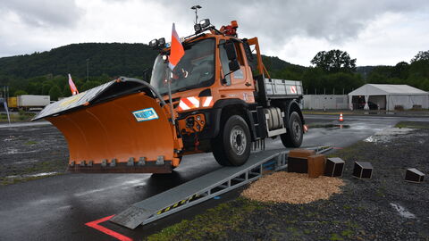 Ein Unimog überfährt die Rampe