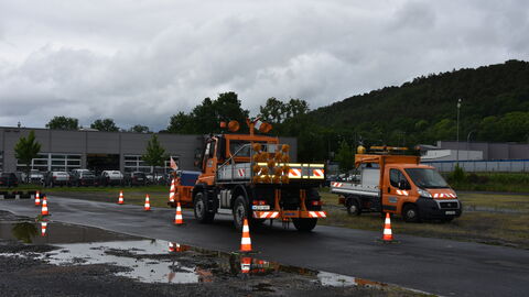 Trainingstag Schneepflugmeisterschaft 15 Ein Unmog durchfährt den Slalomparcours