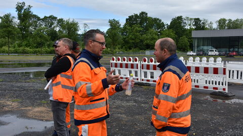 Trainingstag Schneepflugmeisterschaft 18 Zwei Straßenwärter diskutieren miteinnander