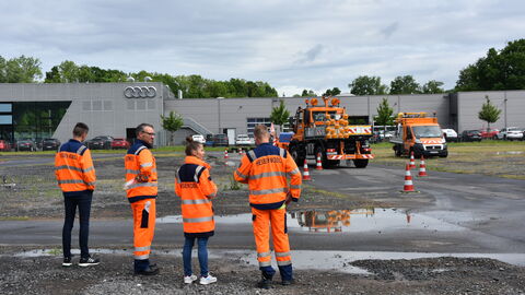 Trainingstag Schneepflugmeisterschaft 21 4 Straßenwärter beobachten einen Unimog bei Durchfahren des Slalomparcours