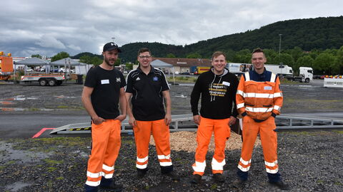 Trainingstag Schneepflugmeisterschaft 23 Gruppenfoto mit 4 jungen Straßenwärtern