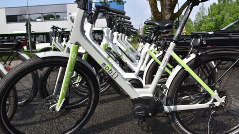 Elektrofahrräder stehen vor dem Gebäude der Stadtwerke Offenbach