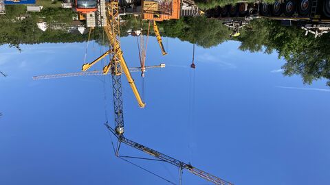 Pressetermin Einhub Brücke Wagenfurth 8 Die beien gelben Kräne ragen in den blauen Himmel