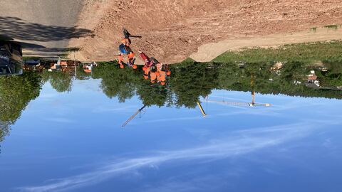 Pressetermin Einhub Brücke Wagenfurth 9 Die kinder machen Pause auf einem Erdhaufen