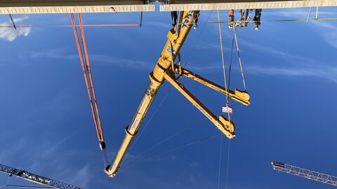 Pressetermin Einhub Brücke Wagenfurth 10 Die Brückenteile wurden erfolgreich eingehoben - die Bauexperten überfrüfen auf der Brücke, ob alles in Ordnung ist
