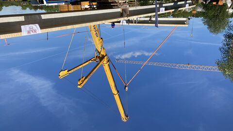 Pressetermin Einhub Brücke Wagenfurth 12 Die Gäste beobachten das Geschehen aus sicherer Entfernung
