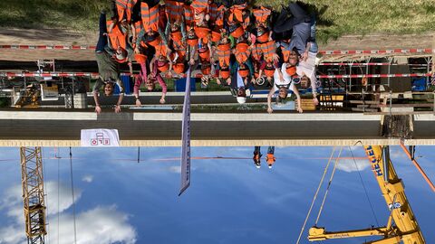 Pressetermin Einhub Brücke Wagenfurth 14 Gruppenfoto der Kindergartenkinder - im Hintergrund die neue Brücke