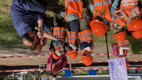 Pressetermin Einhub Brücke Wagenfurth 15 Ein Reporterteam des HR nimmt O-Töne mit den Kindergatenkindern auf