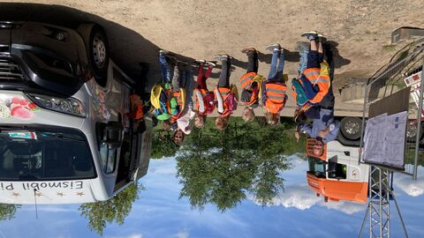 Pressetermin Einhub Brücke Wagenfurth 17 Ein Eismobil sorgt für Abkühlung - die Kinder stehen in einer Reihe an