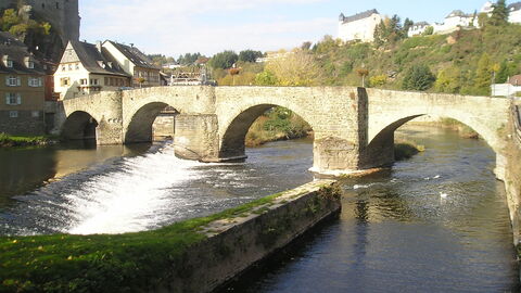 Steinbrücke über die Lahn bei Runkel Seitenansicht auf die Steinbrücke über die Lahn bei Runkel - eine der ältesten Brücken in Hessen