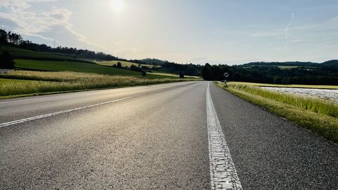 Die Bundesstraße B 27 aus der Froschperspektive bei wolhenlosem Himmel