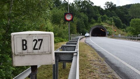 Die Einfahrt des Schürzebergtunnels. Im Vordergrund ist eine Stationsmarkierung mit der Beschriftung B 27 zu sehen