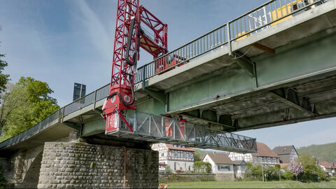Pressetermin Bauwerksprüfung Gieselwerder 10 Der Prüfkorb des Untersichtgeräts fährt unter der Brücke entlang