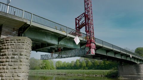 Pressetermin Bauwerksprüfung Gieselwerder 11 Der Prüfkorb steht in der Mitte der Brücke