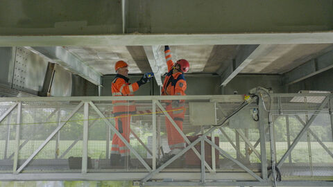 Pressetermin Bauwerksprüfung Gieselwerder 12 Die beiden Prüfingenieure inspizieren den Zustand der Unterseite der Brücke
