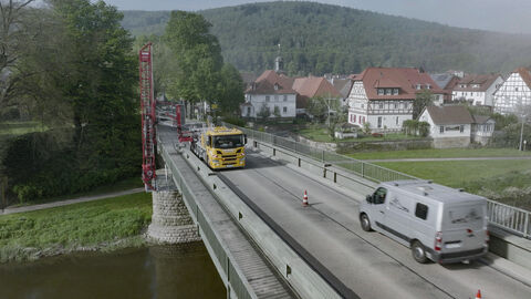 Pressetermin Bauwerksprüfung Gieselwerder 14 Das Untersichtgerät steht auf der abgesperrten Brücke