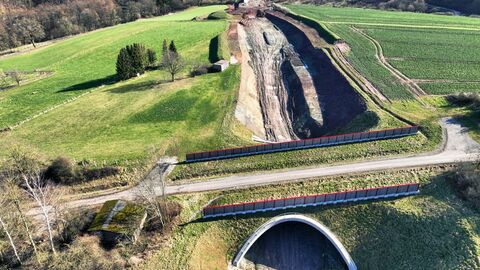 Bogenbrücke "Schiewe Halbe" (BW 7) Fertigstellung Ende 2019. Bild Stand Dezember 2021 mit Blick in Richtung Ilksbachtal Bogenbrücke "Schiewe Halbe" (BW 7) Fertigstellung Ende 2019. Bild Stand Dezember 2021 mit Blick in Richtung Ilksbachtal