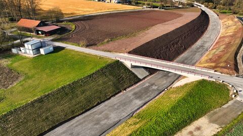 Fertiggestellter Einschnitt zwischen den Bauwerken 5 und 6 (Ilksbachtalbrücke) in Richtung NRW im November 2021 Fertiggestellter Einschnitt zwischen den Bauwerken 5 und 6 (Ilksbachtalbrücke) in Richtung NRW im November 2021
