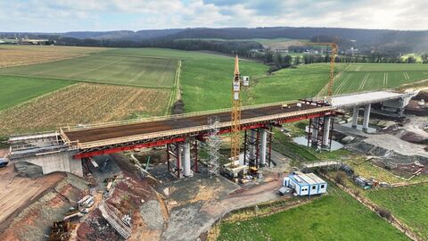 Die 140 m lange Talbrücke "Knickgraben" kurz vor der 2.Überbaubetonage Ende März 2022. Das Bauwerk wurde im August 2020 als letztes Bauwerk der Ortsumgehung begonnen.  Die 140 m lange Talbrücke "Knickgraben" kurz vor der 2.Überbaubetonage Ende März 2022. Das Bauwerk wurde im August 2020 als letztes Bauwerk der Ortsumgehung begonnen.