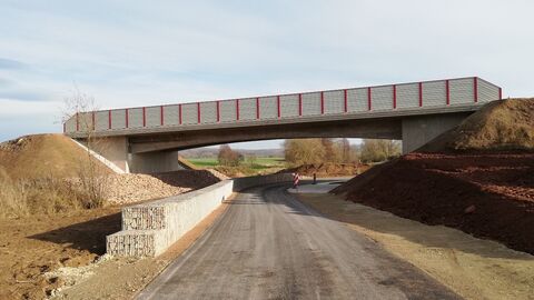 Auch das BW 4 ÜF des Hainbachs und Wirtschaftsweg wurde fertiggestellt. Auch das BW 4 ÜF des Hainbachs und Wirtschaftsweg wurde fertiggestellt.
