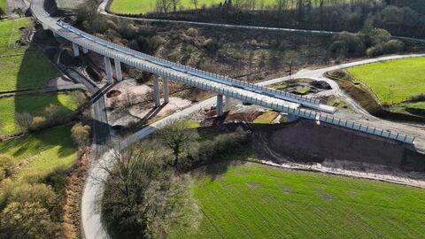 Die 180 m lange Talbrücke "Ilksbachtal" auf NRW-Gebiet wurde im Dezember 2021 bis auf wenige Restarbeiten fertiggestellt.  Die 180 m lange Talbrücke "Ilksbachtal" auf NRW-Gebiet wurde im Dezember 2021 bis auf wenige Restarbeiten fertiggestellt.