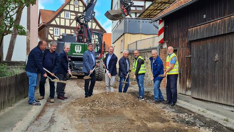 Spatenstich OD Lauterbach/Frischborn  Zum offiziellen Auftakt der Arbeiten fand hierzu nun heute, am Donnerstag, den 09.06.2022 der symbolische erste Spatenstich mit dem Ersten Kreisbeigeordneten des Vogelsbergkreises Dr. Jens Mischak, Vertretern von Hessen Mobil und dem Lauterbacher Bürgermeister Rainer-Hans Vollmöller statt.