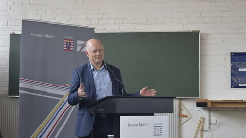 Freisprechungsfeier 2022 Mann an Pult hält Rede