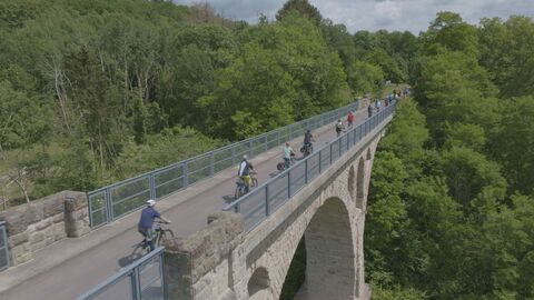 Auf dem Selbach-Viadukt Teilnehmer/innen der Radtour auf dem Selbach-Viadukt