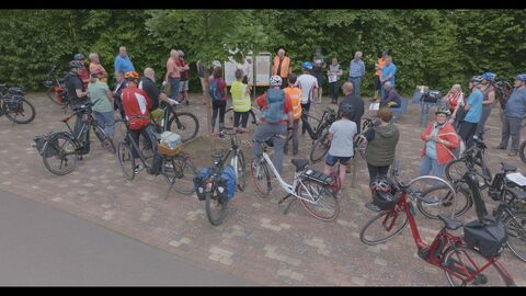 Briefing der Teilnehmenden Teilnehmende stehen im Kreis