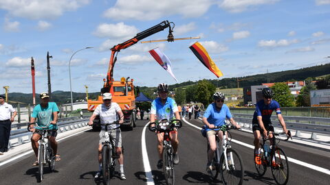 Fahrradfahrende überqueren das Brückenbauwerk