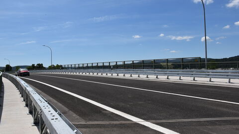 Neue Fahrbahn auf der Brücke