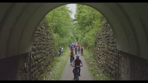 Durchfahrt tunnel Meineringshausen Teilnehmende passieren den Tunnel