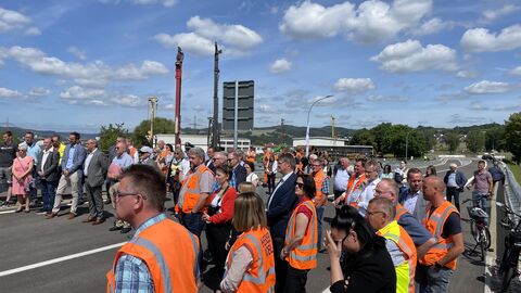 Gäste mit orangenen Westen