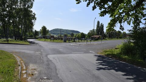 Kreuzung der Kreisstraße nach Ransbach mit schlechter Fahrbahndecke