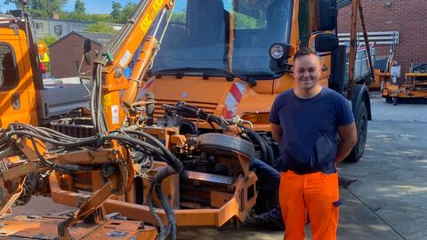 Markus Richter neben Unimog