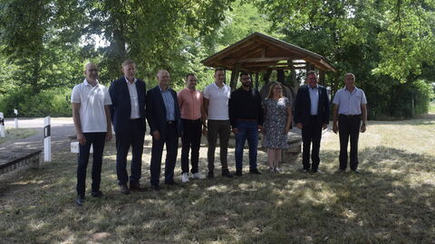Die Jahrgangsbesten mit Verantwortlichen von Hessen Mobil Gruppenbild