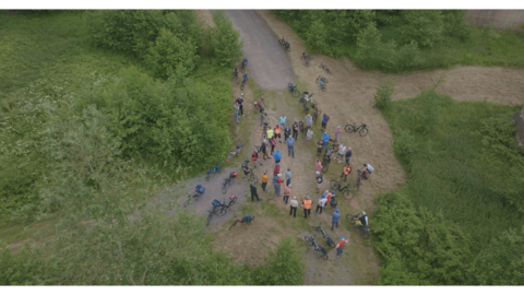 Erläuterungen zum Radweg Teilnehmende aus der Luft fotografiert