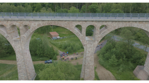 Ankunft unter dem Selbach-Viadukt Teilnehmende unterhalb des Selbach-Viadukts